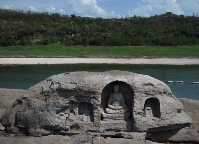 Foto-siccità-mondo-(statue-buddiste-Cina)-cop