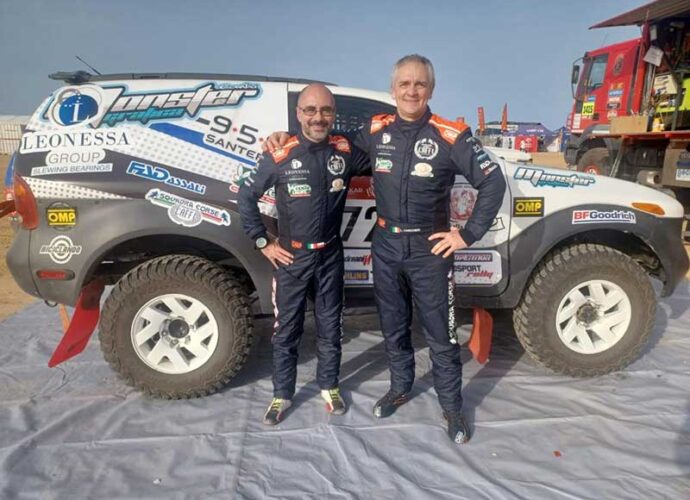 Carcheri-e-Bernacchini-davanti-alla-Isuzu-Vehicross-cop