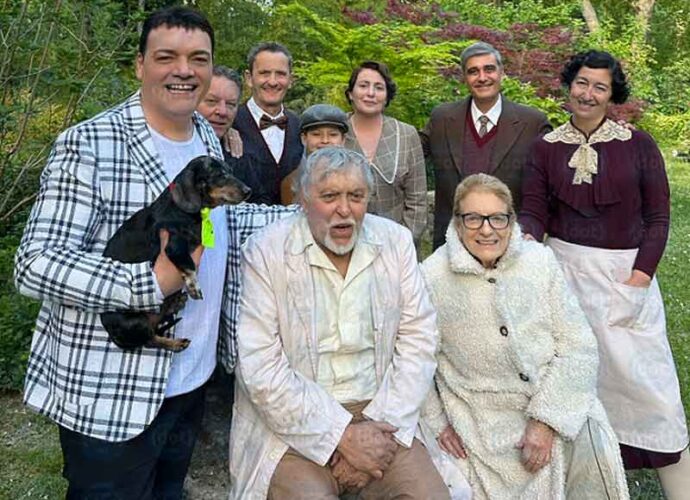 Da-sin-Righetti-con-il-suo-bassotto-Byron,-Filippini,-Salvi,-Raggi,-Giordano,-Coletti,-Aureli,-Mattioli-e-Mari-cop