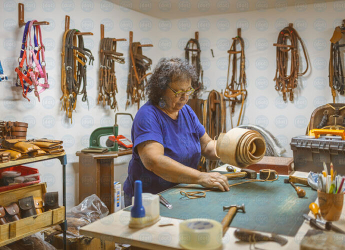 Giuseppina-Altieri-—-lavorazione-cuoio_ph-cop