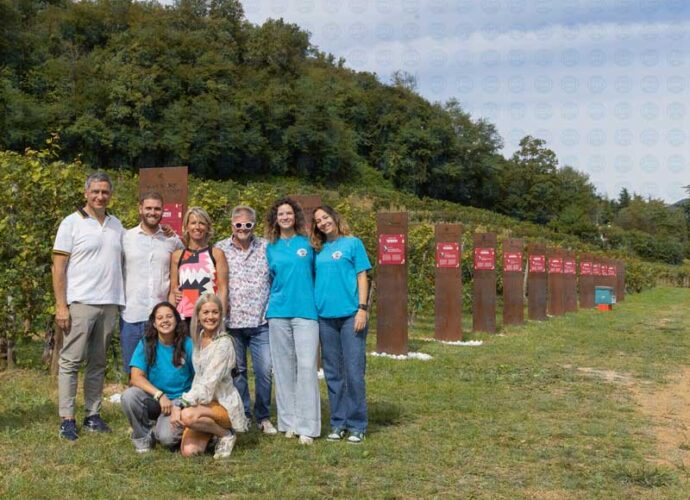 VS-2025_la-famiglia-Balbinot,-proprietaria-della-cantina-Le-Manzane,-con-i-volontari-di-In-My-Father’s-House-nel-nuovo-Vigneto-Solidale-cop