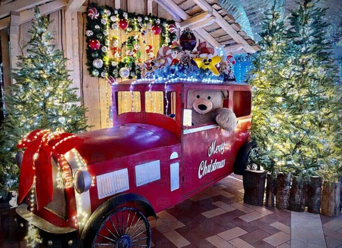 Macchina natalizia con orsetto e addobbi natalizi
