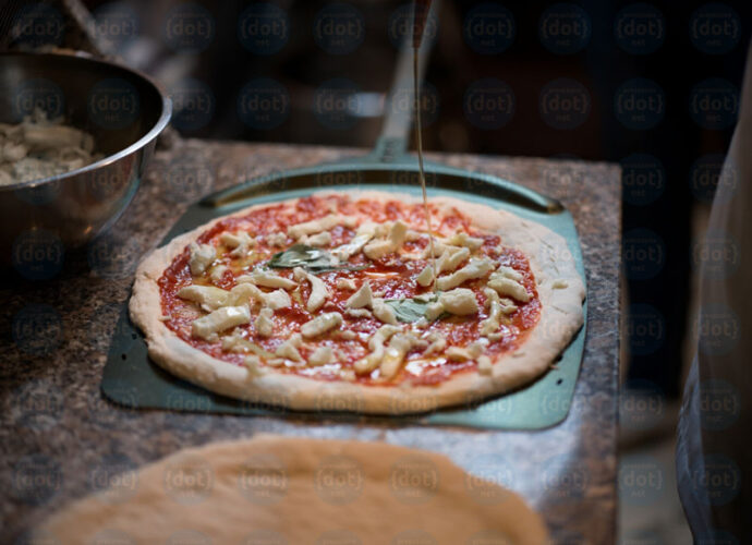 Una-pizza-pronta-per-essere-infornata-con-Napala-cop