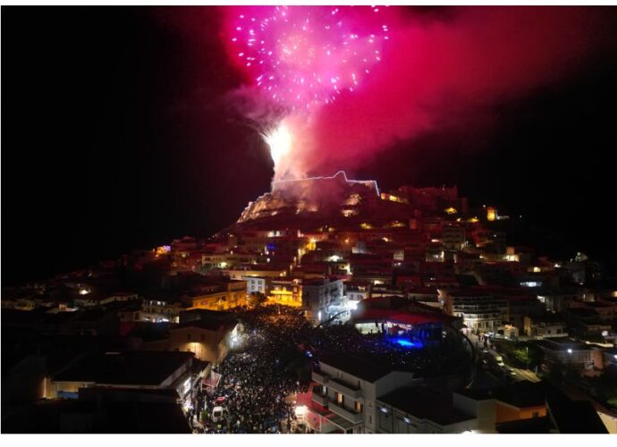 Castelsardo con fuochi d'artificio